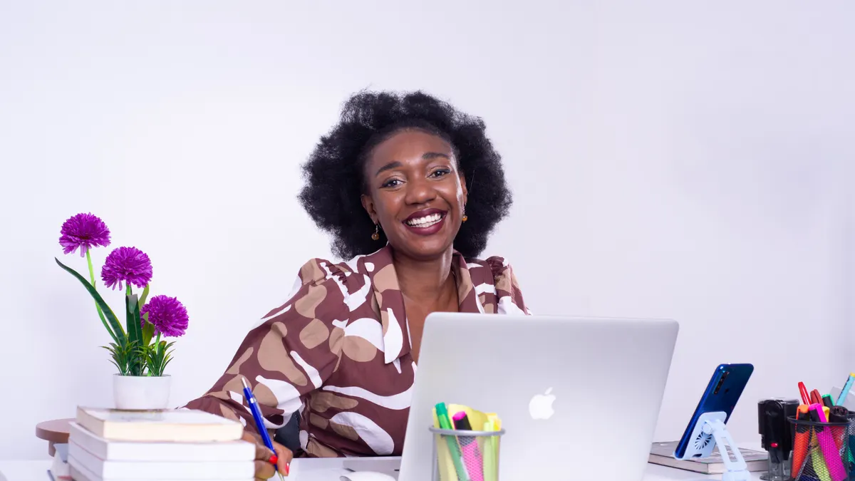 Une femme se trouve dans un bureau.