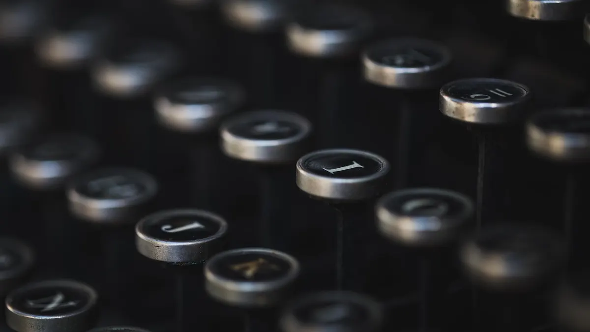 Clavier vintage de machine à écrire avec une lettre