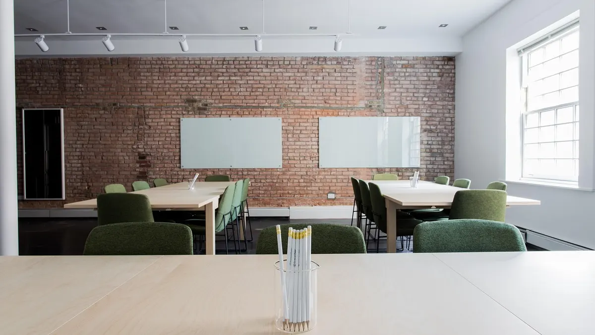 Salle de classe vide avec des chaises et des briques.