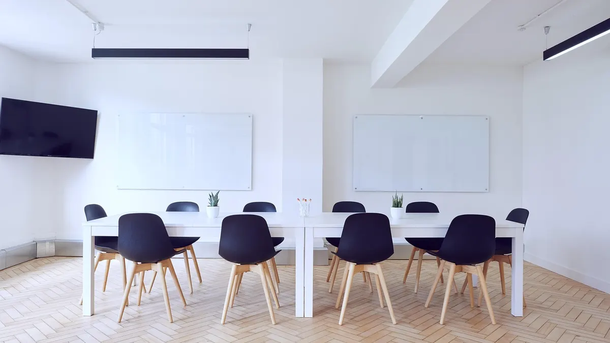 Chaises dans une salle de conférence contemporaine