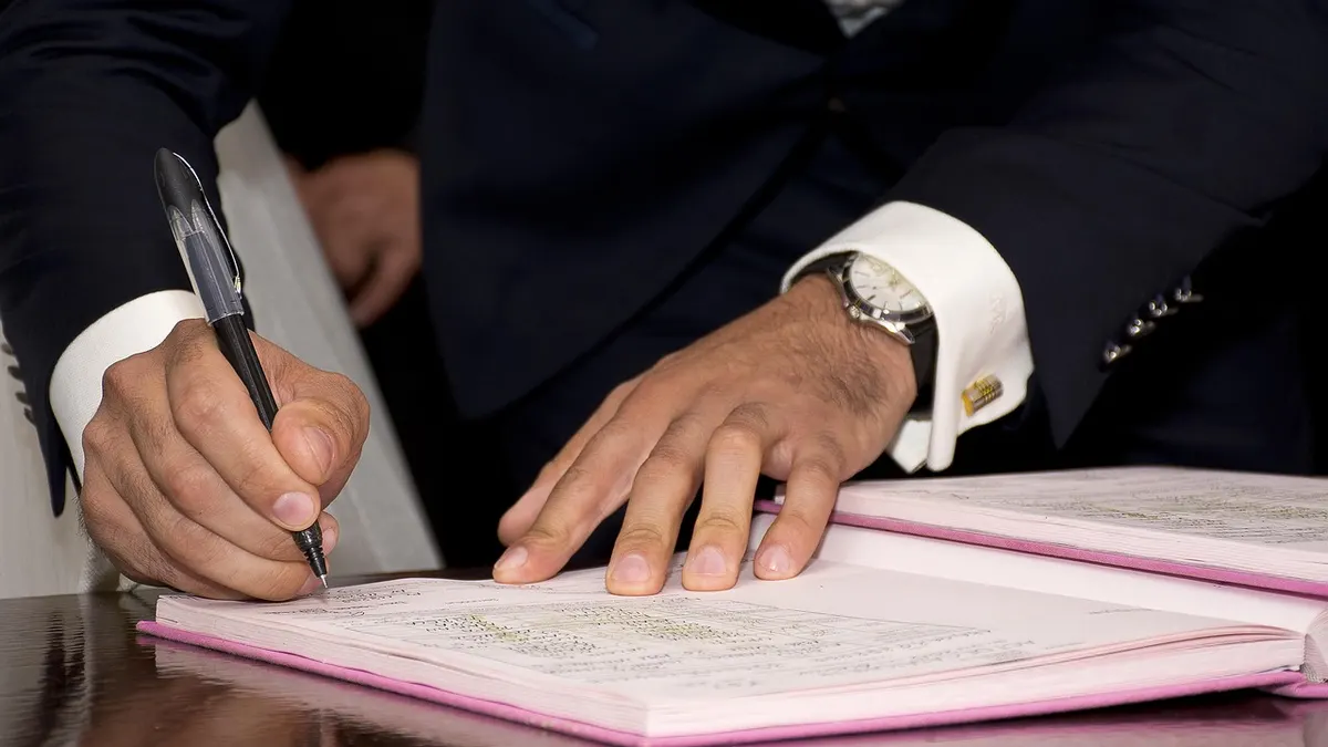 Maire adulte, signature et panneau