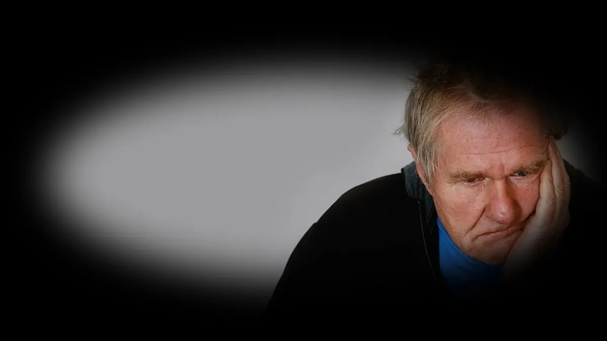 Homme âgé senior avec déception