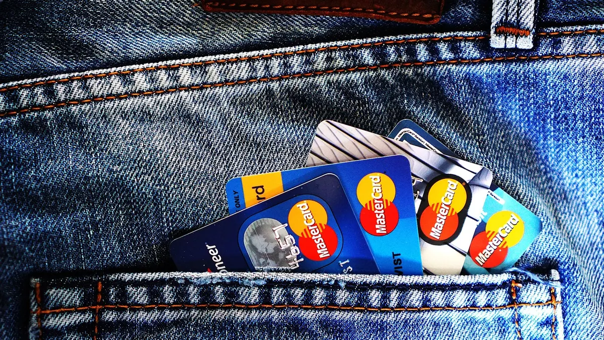 Cartes de crédit et jeans en denim bleu